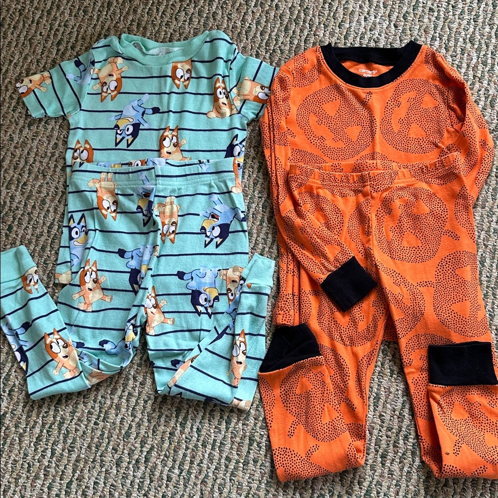 2 Sets pajamas 4T! Carters Halloween Pumpkins and Bluey pajamas